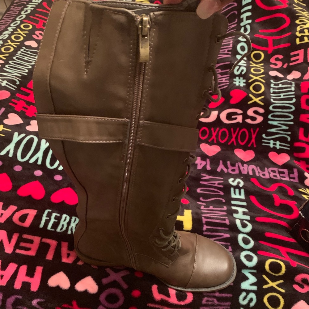 Brownish boots never worn size 9
